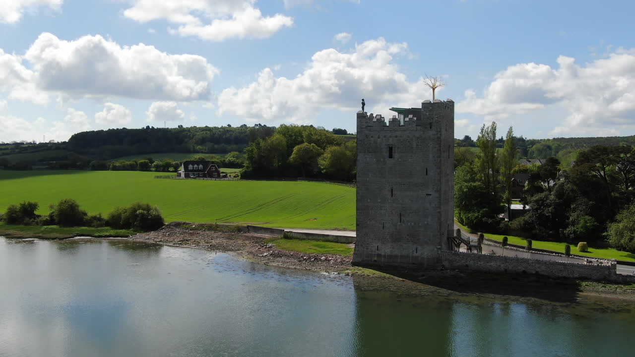 belvelly castle, irlanda: vista aerea in orbita del bellissimo castello di cork city e dei verdi prati circostanti