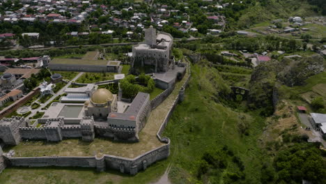 Vista-Aérea-De-La-Mezquita-Ahmediyye-Con-Castillo-Histórico-Restaurado-Y-Museo-En-Akhaltsikhe,-Georgia