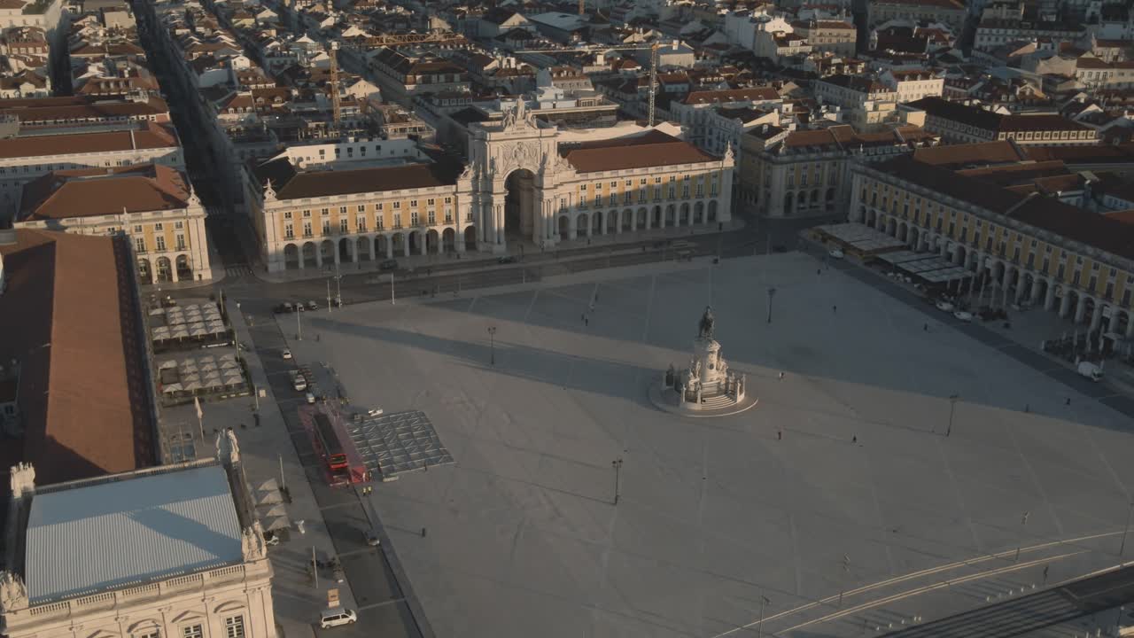 Riprese aeree con drone del centro storico di Praça do Comércio a Lisbona, Portogallo, filmate al tramonto