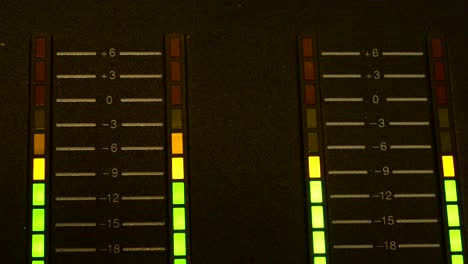 medidores vu en una mesa de mezclas de sonido
