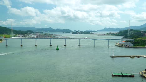 puente geoje en el paisaje marino sereno en la isla geojedo, gyeongsangnam-do, corea del sur