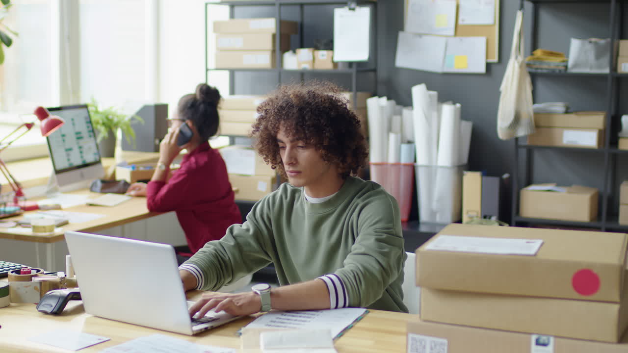 Ufficio con dipendenti che imballano e lavorano