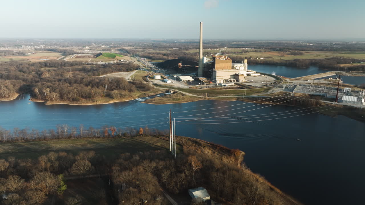 Ampia ripresa aerea con drone del Lago Swepco con centrale elettrica, con inclinazione verso il basso, di giorno.