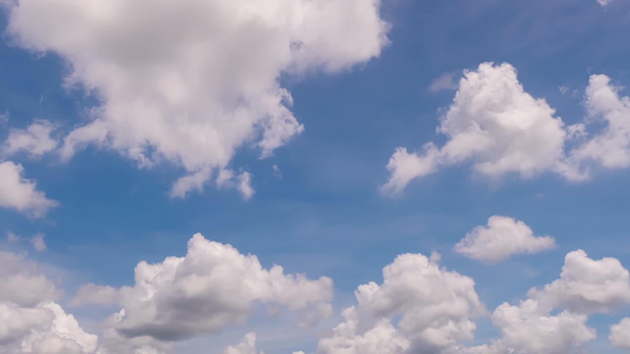 클라우드 타임 스 자연 배경, 자연 스 스 구름과 푸른 빛 하늘, 푸른 하늘에서  구름의 루프와 빛 광선 아름다운 여름 환경 배경