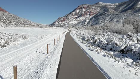 Imágenes-Aéreas-A-Lo-Largo-De-Un-Carril-Bici-Mientras-Viaja-Hacia-Montañas-Rojas-Y-Acantilados-A-Lo-Largo-De-La-Interestatal-70