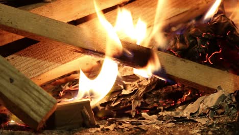 Anzündholz-Fängt-In-Einem-Heimischen-Holzofen-Feuer