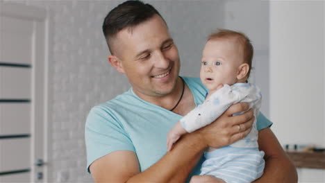 retrato de un feliz padre e hijo dos meses en la mano sonriendo la alegría de la paternidad infancia feliz