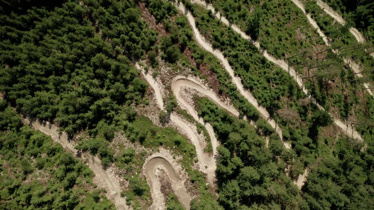 punto de vista aéreo de drones de un sendero para bicicletas mtb en las montañas de dolni morava, república checa