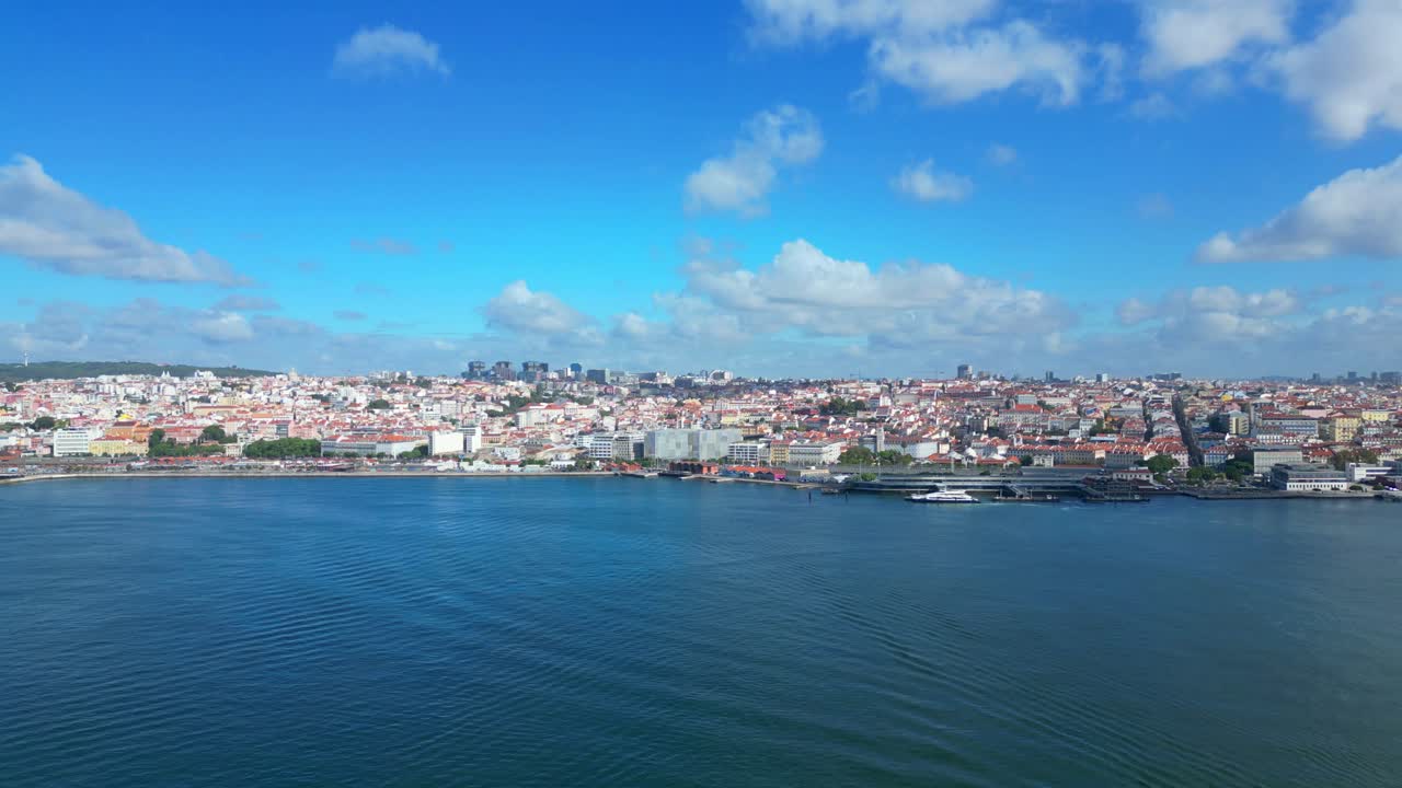 Sorvolando il fiume Tejo verso il paesaggio urbano di Lisbona, Portogallo