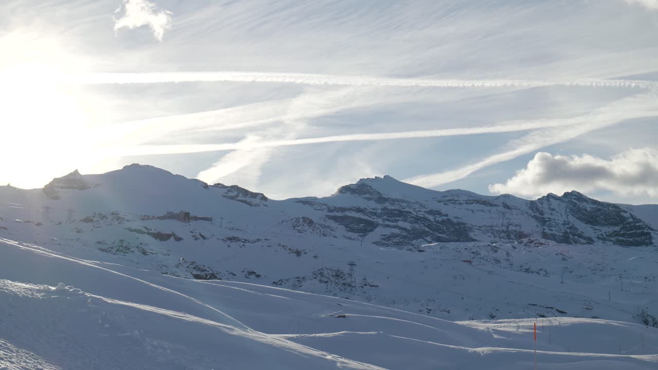 마테호른, 스위스 알프스의 유명한 체르마트 빙하 스키 리조트가 있는 눈 덮힌 산 풍경의 느린 패닝 샷