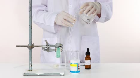 demostración de una reacción química en un entorno de laboratorio