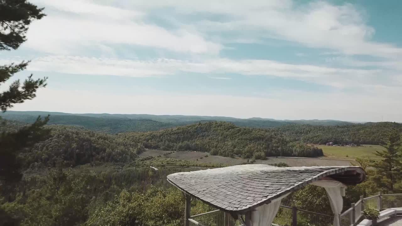 película de drones de 4k de un hermoso jardín de rocas al aire libre en le belvédère que revela las hermosas colinas de gatineau cubiertas de bosque en wakefield, quebec