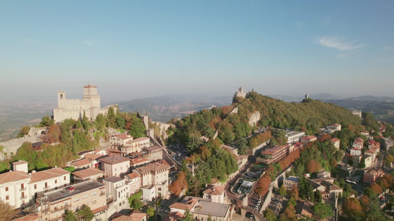 tres torres de san marino vista de la órbita del avión no tripulado, san marino italia