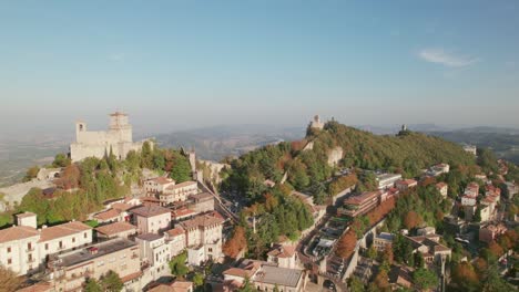 Drei-Türme-Von-San-Marino-Drohnen-Umlaufbahnansicht,-San-Marino-Italien