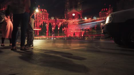 Toma-Panorámica-De-La-Terminal-De-Chhatrapati-Shivaji-Maharaj-En-La-Noche