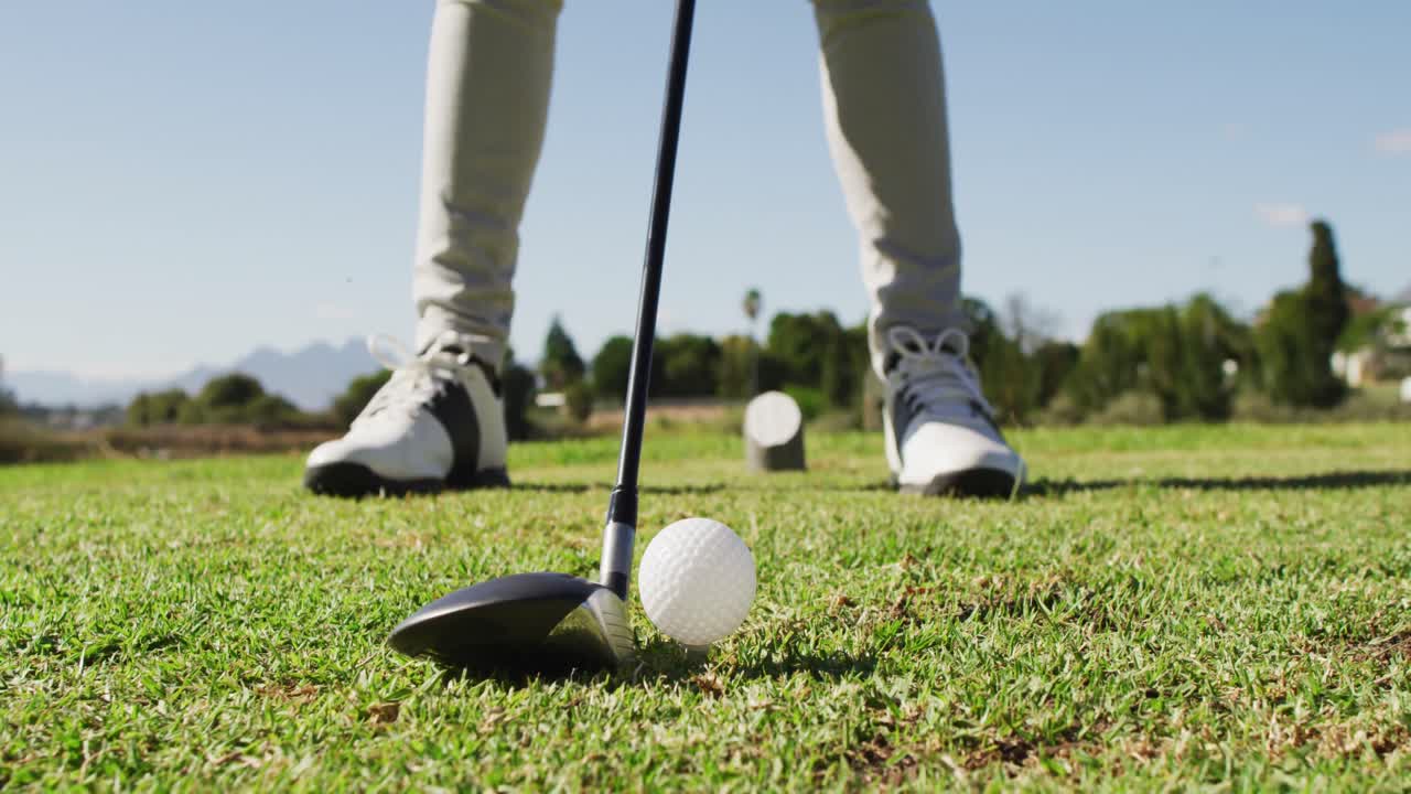 Video delle gambe di un uomo caucasico che gioca a golf sul campo da golf.
