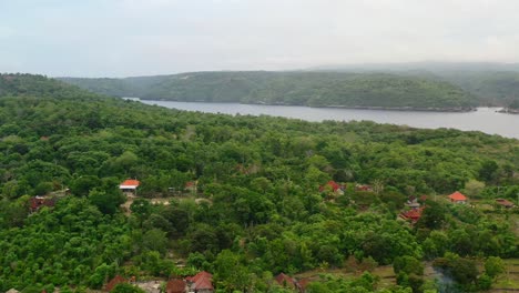 Hiperlapso-Aéreo-De-La-Isla-Nusa-Ceningan-Y-Penida-En-Un-Día-Nublado