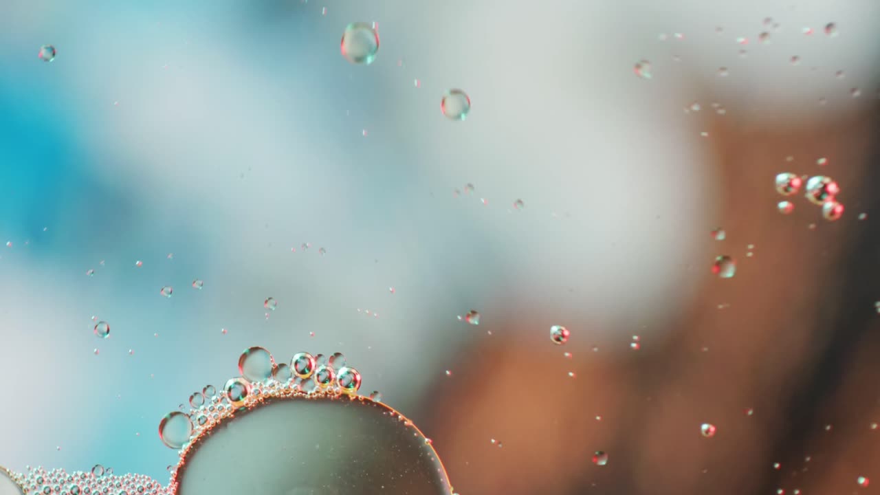 animación de burbujas que se mueven sobre un fondo azul con espacio de copia