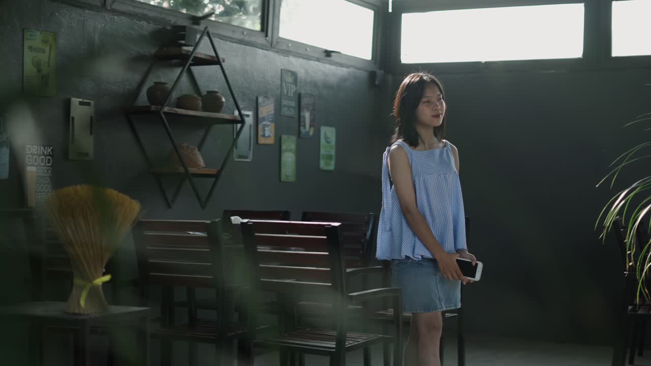 카페에 있는 젊은 여성