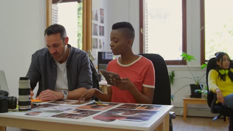 colegas de negocios discutiendo sobre fotografías en el escritorio 4k