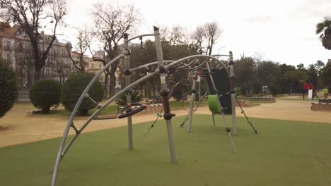 Moderner-Spielplatz-Im-Park-In-Der-Innenstadt-Von-Sevilla,-Spanien