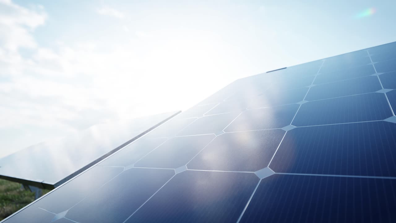 Primo piano di pannelli solari che generano energia pulita sotto un cielo luminoso.