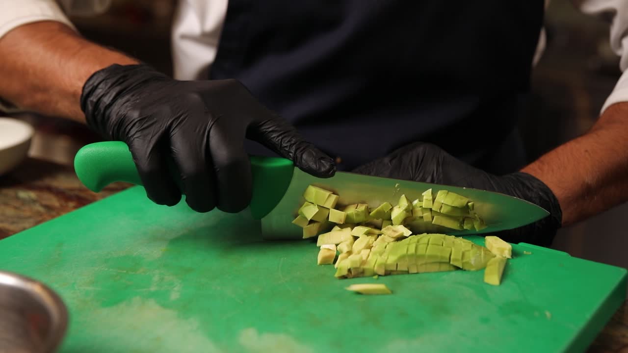 el chef cortando aguacate