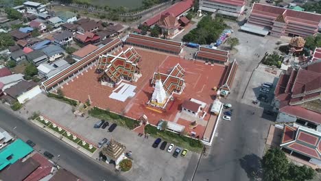 imágenes aéreas del histórico templo wat phra that cheung chum, punto de referencia de sakonnakorn, tailandia