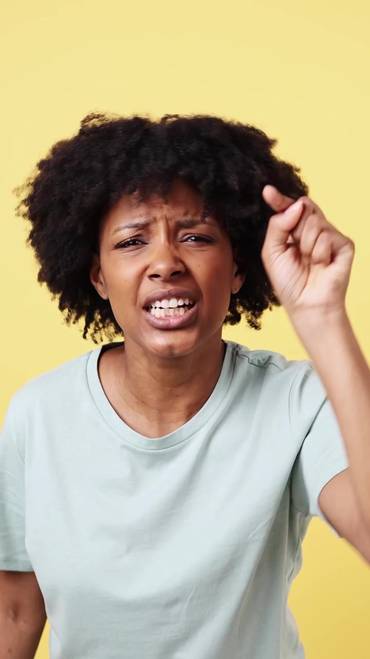 Donna afroamericana arrabbiata che punta il dito ed esprime frustrazione