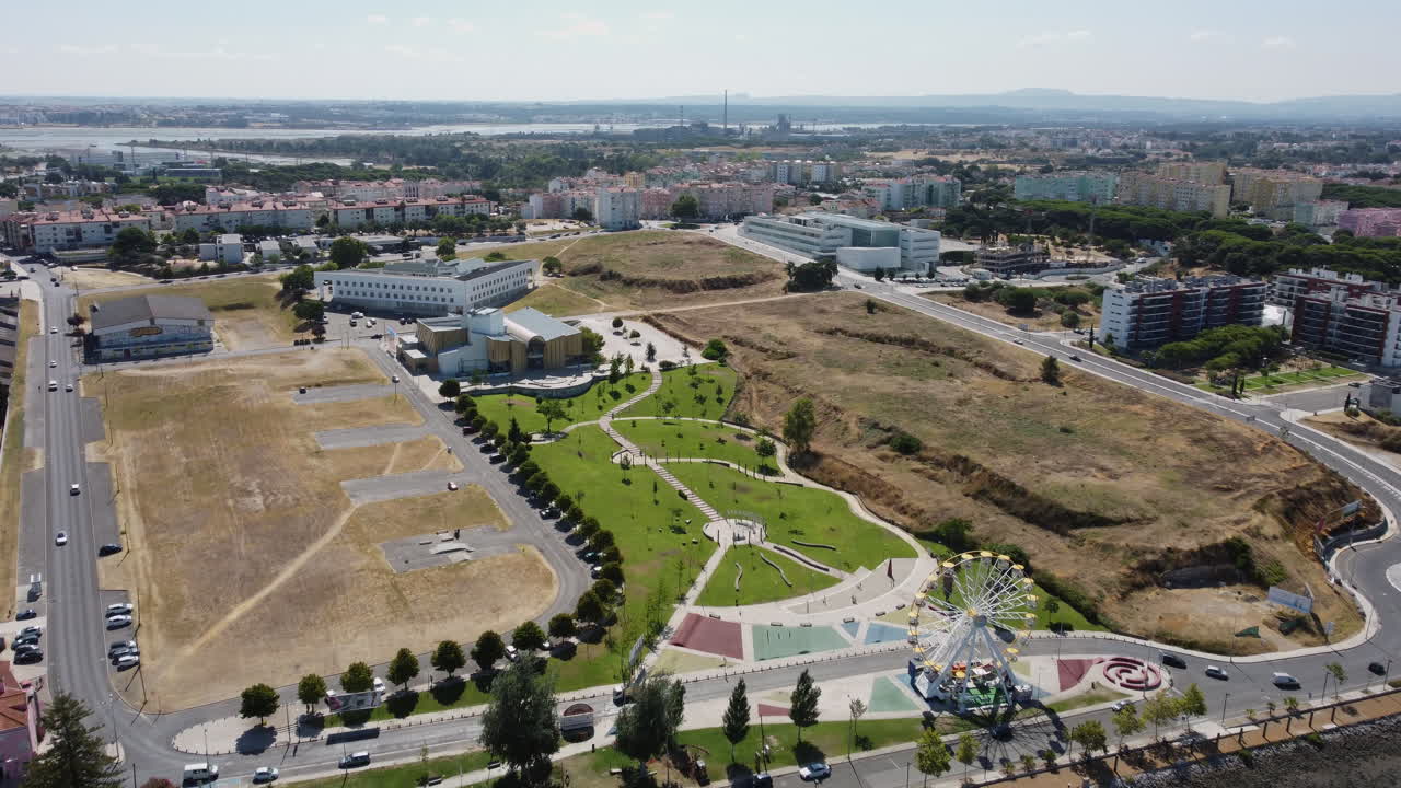 공원과 주택 지역이 있는 화창한 날 동안 포르투갈의 세익살 풍경 위로 공중 비행