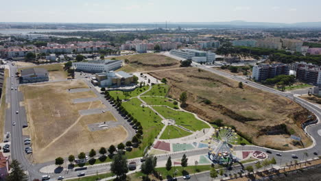 vuelo aéreo sobre el paisaje de seixal en portugal durante el día soleado con parque y área de vivienda