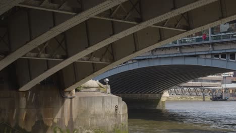 blick von einem boot auf der themse unter der blackfriars-brücke mit der londoner skyline 1