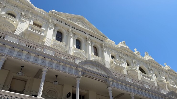 4K His Majesty's Theatre Perth Australia, facciata di edificio storico con inquadratura obliqua bassa.