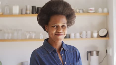 Porträt-Einer-Glücklichen-Afroamerikanischen-Frau,-Die-In-Der-Küche-In-Die-Kamera-Blickt
