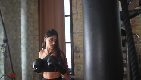 entrenamiento de boxeo femenino en el gimnasio