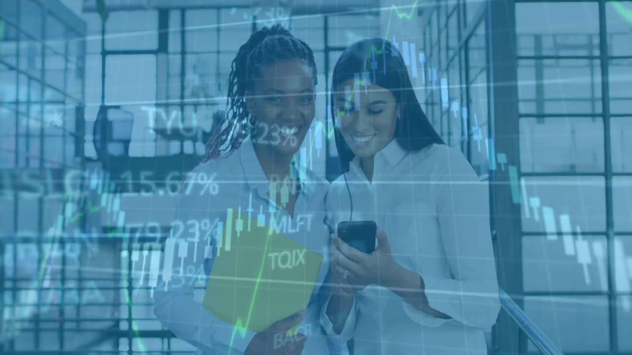 animazione dei dati del mercato azionario su donne d'affari sorridenti con smartphone in ufficio