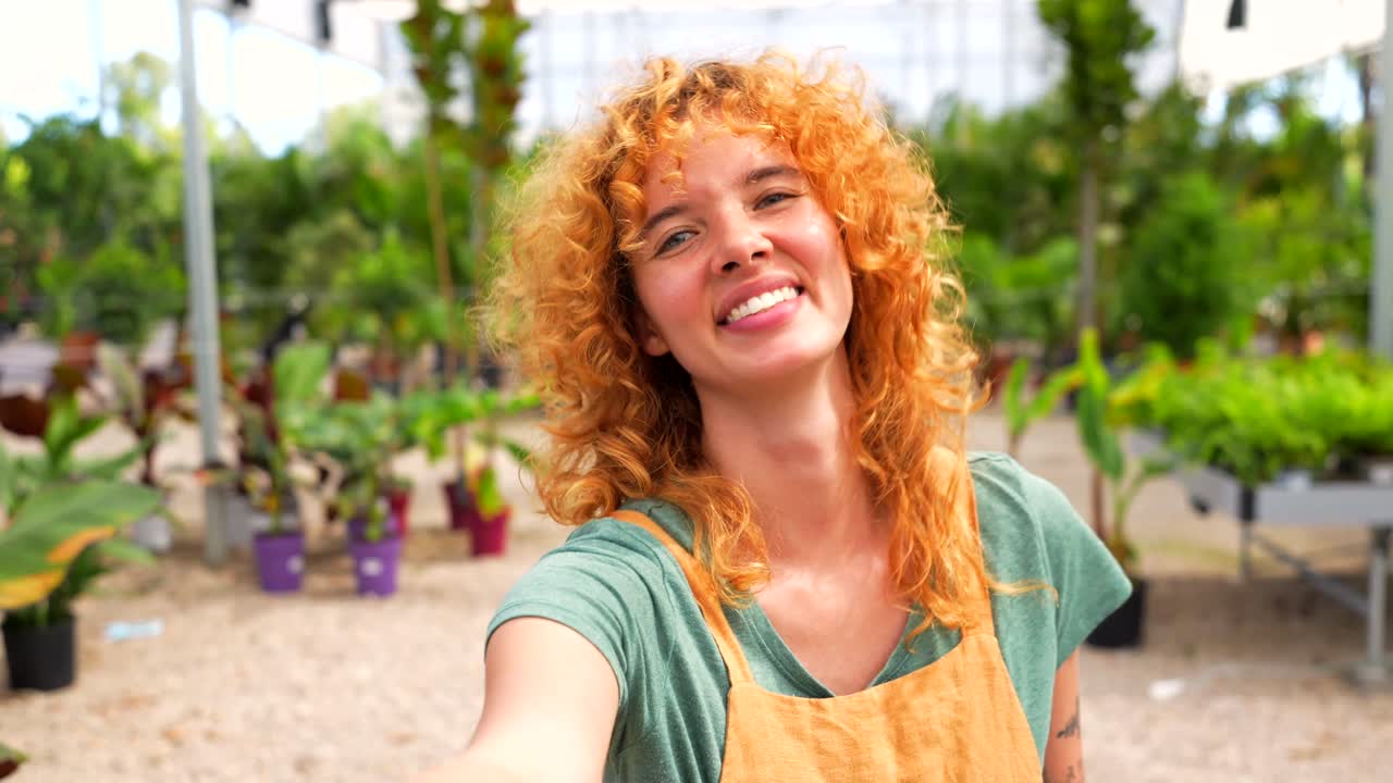 Donna in serra con le piante