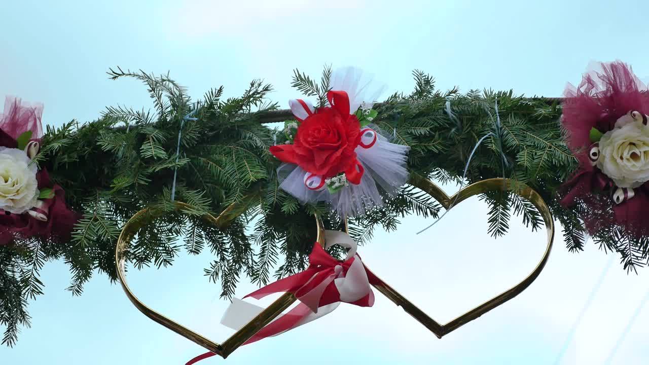 우크라이나의 결혼식 장식: 꽃의 아치