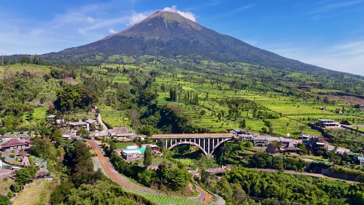 Veduta aerea del Ponte Sigandul con lo scenario del Monte Sindoro. Temanggung, Indonesia. Filmato drone 4K