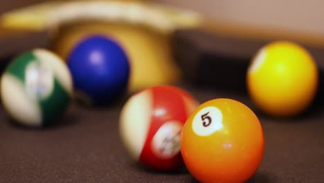 enfoque selectivo de las bolas de billar multicolores rodando