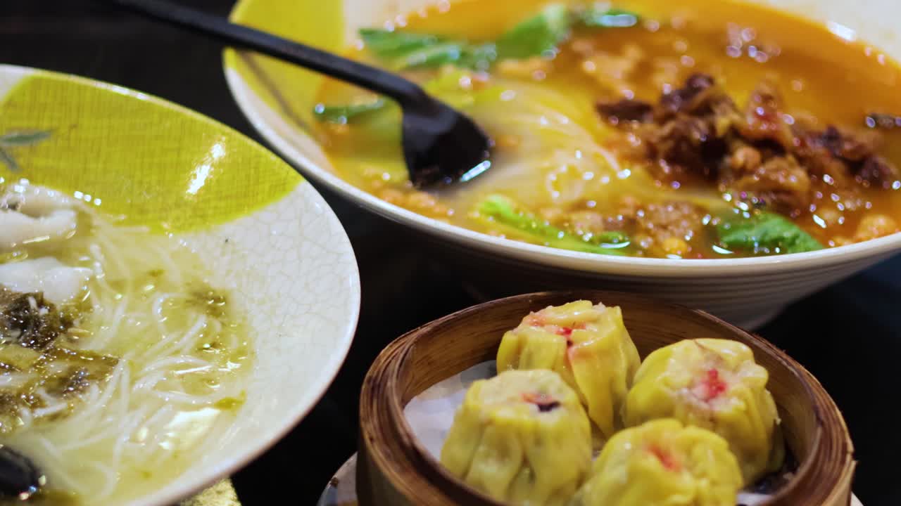 fideos, albóndigas y verduras en un entorno vibrante
