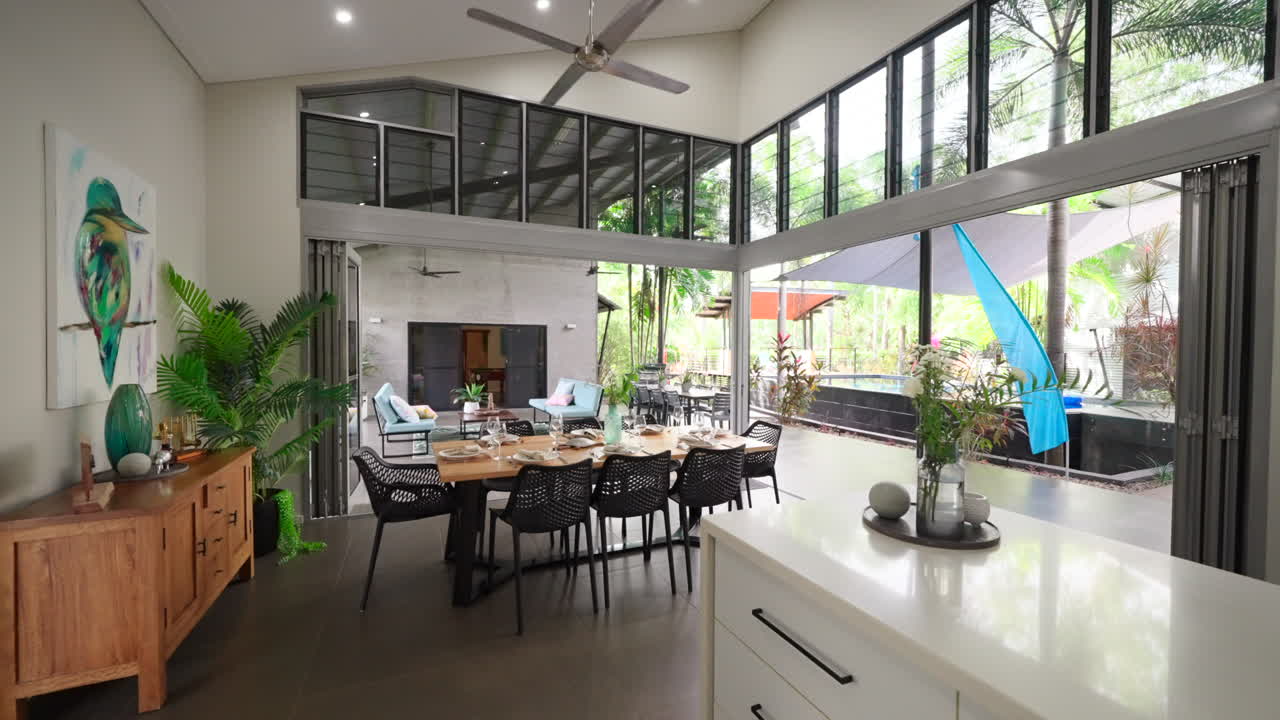 우아한 열대 야외 주방 테이블과 마당은 검은색 억양으로 큰 주방으로 끌려갑니다.