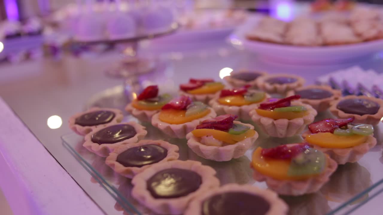 신선한 음식 과일 초콜릿 김 설탕 조각 미니 파이