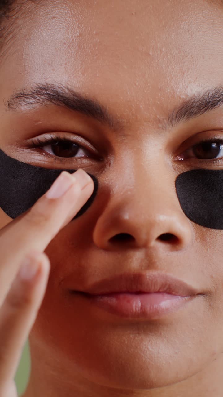 mujer con parches en los ojos