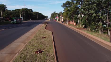 Carreteras-Vacías-Con-Un-único-Vehículo-De-Transporte-Público,-Un-Solo-Autobús-Circulando-Por-La-Carretera.