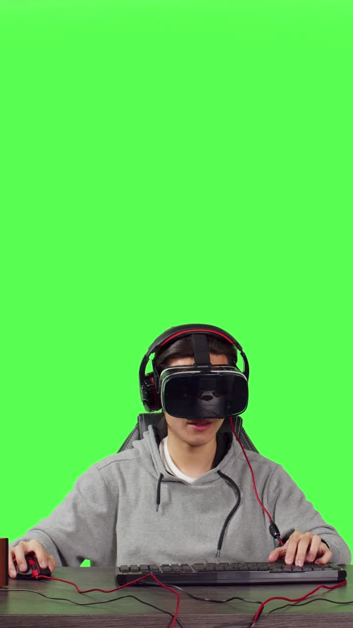 Vlogger inquadrato frontalmente che utilizza la realtà virtuale per lo streaming