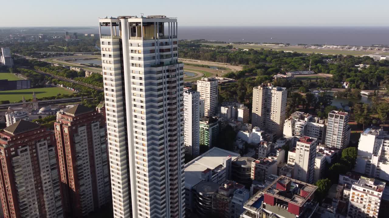 vista aérea de drones de la ciudad de buenos aires al final de la tarde sobre edificios rascacielos