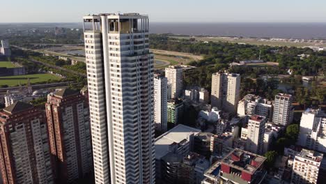 Vista-Aérea-De-Drones-De-La-Ciudad-De-Buenos-Aires-Al-Final-De-La-Tarde-Sobre-Edificios-Rascacielos