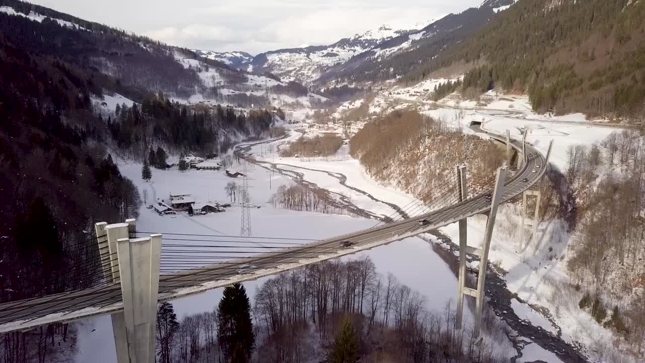 toma panorámica de un puente muy alto y con curvas en suiza