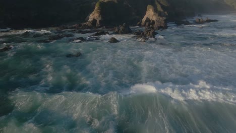 Olas-Rompiendo-En-Una-Parte-Accidentada-De-La-Costa-Chilena-En-La-Reserva-Costera-Valdiviana-En-América-Del-Sur